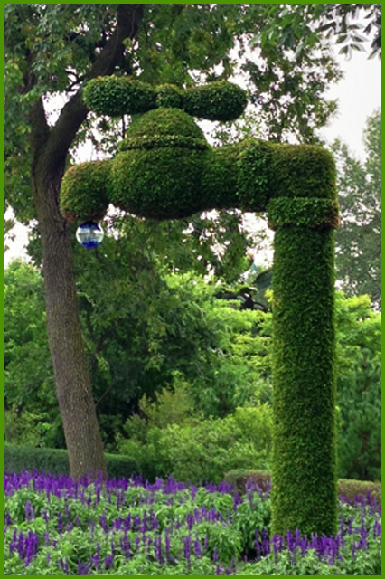 Living Plant Sculpture - Montréal Botanical Garden - Water faucet made out of plants